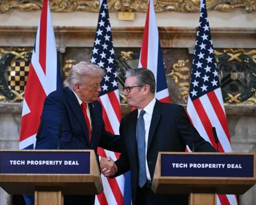 Donald Trump Turns Fire on Vladimir Putin and Commends UK in Press Conference with Starmer