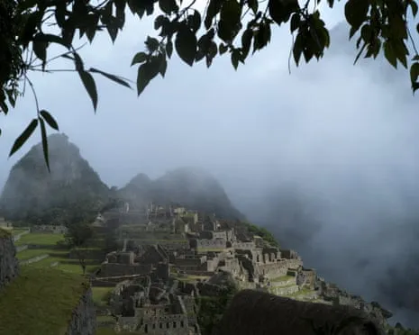 Debris on Railway Lines Trap Nearly 1,000 Visitors near Peru's Historic Site